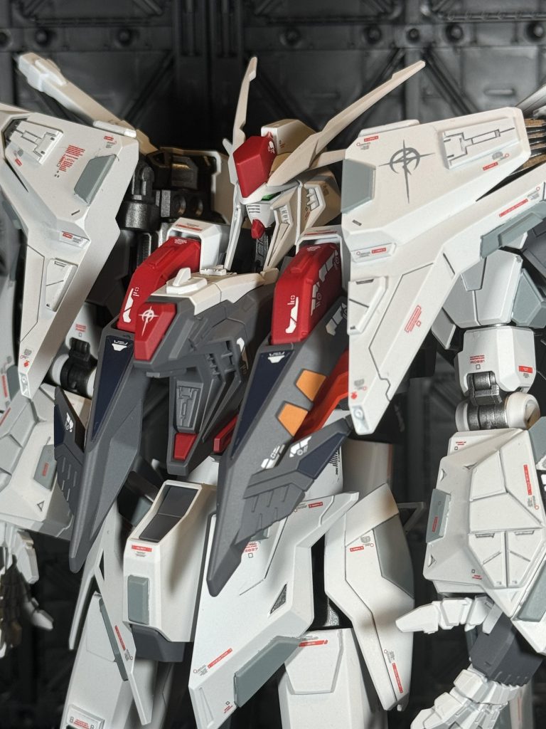 改造箇所顔：他の方もやっているHGニューの顔パーツに差し替え頭部：プラ板でトサカを作成胸部：アンテナをオミット腹部：プラ板で７ミリ延長太もも：プラ板で７ミリ延長肩アーマー：接続部にプラ板を３ミリ積んで高く各所：プラ板やディテールアップパーツをペタペタ