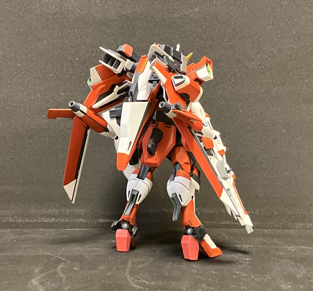 正面と背面。イモジャが素体とわかりつつ印象が変わるように意識して改造しました。