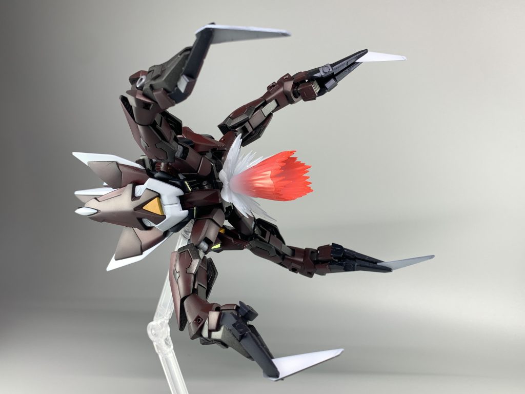 変形シーン→スキュラ発射まで。メインカラーは阪急マルーンをベースに少し違う赤2色。完全に昆虫カラーですねwデカールは正直邪魔だと思ったので貼りませんでした。カメラアイやセンサー系には付属シールの余白シルバー部分+100均の蛍光付箋フィルムを使用しています。