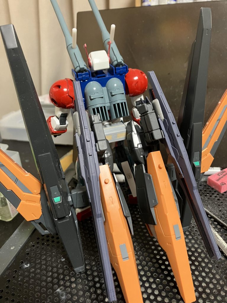 腰から色々ぶら下げたは良いものの重すぎて自壊しそうだったので後に板を付けて保持すると言う力技に出ました。