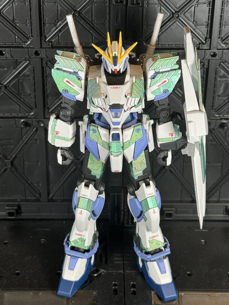 光の当たり具合で、緑色がグラデーションっぽくなって綺麗です。エアブラシは塗りムラにならずに簡単に塗装ができました。おすすめです。