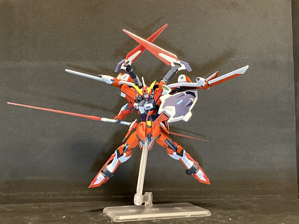 ジャスティスといえば連結サーベルの印象があるので普通のサーベルも追加しました。さらにリフターにサブアームをつけてビームブーメランを持てるようにしました。