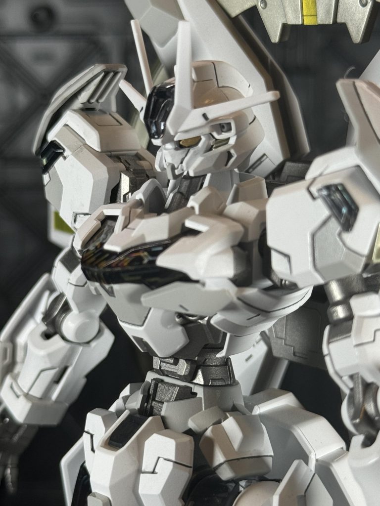 頭部アンテナはエアリアル改修型のものを、一旦切り離してから、キャリバーンのパーツを挟み込むように接着しています。雷神イメージなので鬼っぽいツノにしました。