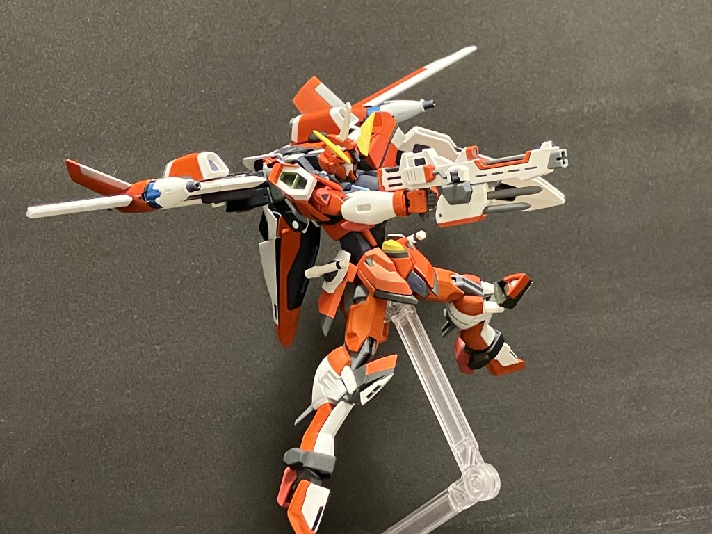 ライフルには小型ランサーダートがついています。リフター部分はデュランダルバルキリーをイメージした逆翼にしました。色もデュランダルイメージです。