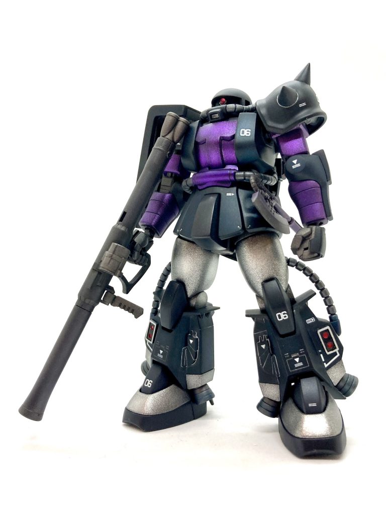黒い部分、青黒い部分も一応、グラデ&マットキャンディになってるんですが…  画像では全く分かりませんね😭  自然光で見ると青光りしててカッコイイですけどね〜それはそうと付属のザクバズーカはちょっとボリューム不足だなぁ🤔