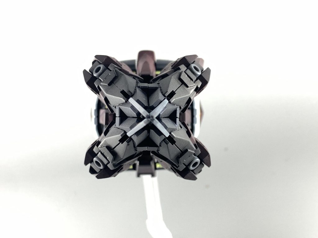 あまり見ない巡航形態正面画像。前述の工作でほぼ爪先しか見えなくなりました。