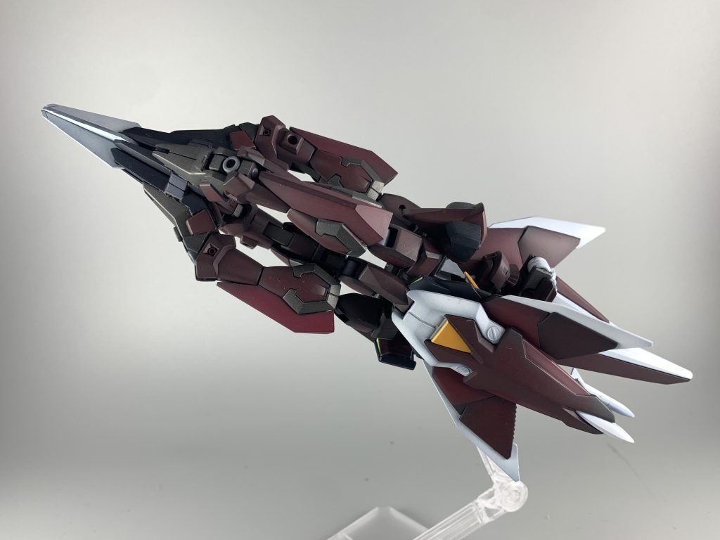 メインのMA巡航形態。キットを2個使用して本来の腕をスネに、肋骨部分には太ももを持ってきて4本が同じ構成、同じ長さになるようにしています。足先はネオジム磁石を仕込んで、90度くらいに合わせるとカチッと固定されます。イージスは足先合わせるのが大変でストレスの素だったのでここは優先。加えて手首、かかとを足先に収納できるようにしたので取り外し無し、完全変形です。胸部はギリギリまで中心に寄せテールスタビライザー?も2本ピタッと揃えるように変更、サイドのスラスターは上側にもハネを追加して中心に寄せ、全周がバランスよくなるように変更しました。