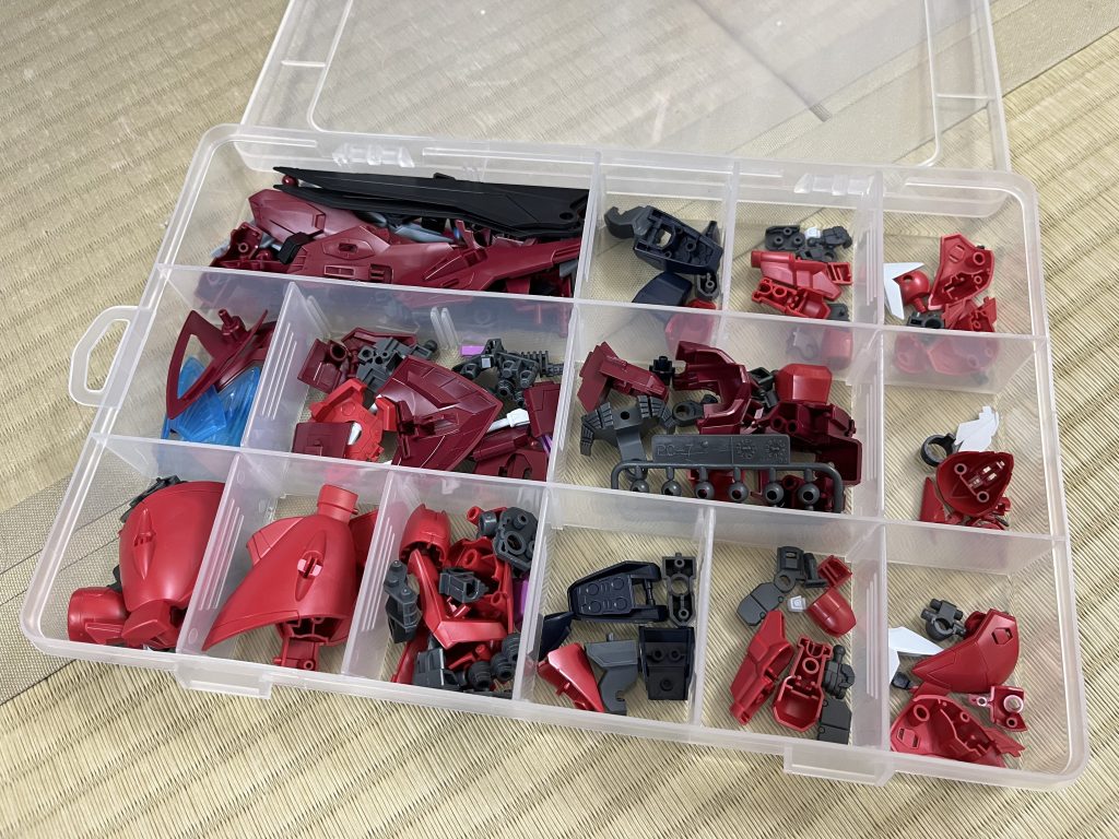 全てのパーツをカットして下地処理。ここ最近はずっとこのやり方ですね。ダイソーのケースが重宝しています。