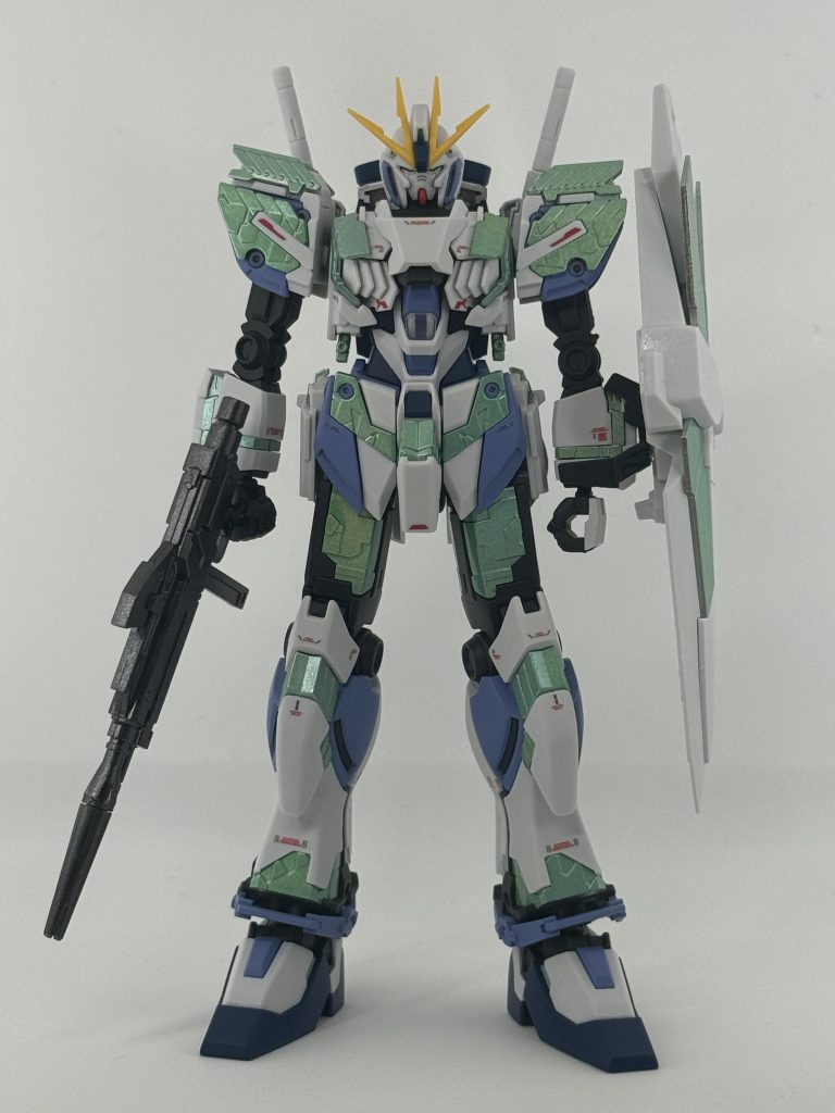 新しく導入したガンダムマーカー用エアブラシを使いたくて、ちょうど量販店で見つけたガンダムマーカーEXサイコフレーム ホログリーンを使って、ナラティブガンダムの覚醒バージョンにしました。