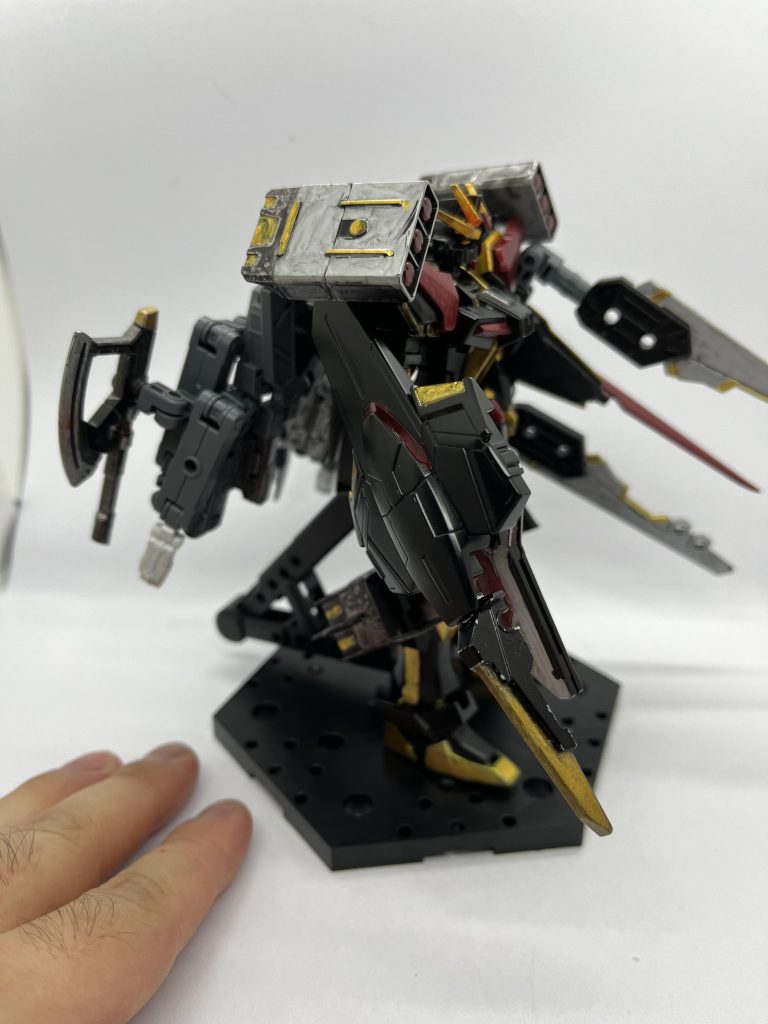 武装するとこんな感じです両翼はエクスシールドの左右に装着、ブースターのコアパーツはコアシールドとしてビームライフルにマウントします。バックパックと両脚のブースターで移動しながら両肩のミサイルポッドを放った後、バックパックの武装を持ったり、展開してサブアームで掴んで攻撃しますw