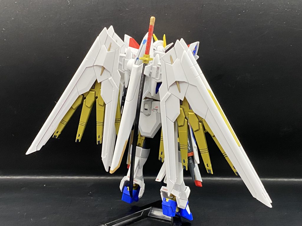 全身を前後からストフリが弍式になってディテールがよくなってかっこいいのもありますがプラウドディフェンダーもいい感じで本当にかっこいい仕上がりです!可動域も素晴らしくかなり満足感の高いキットになってます。