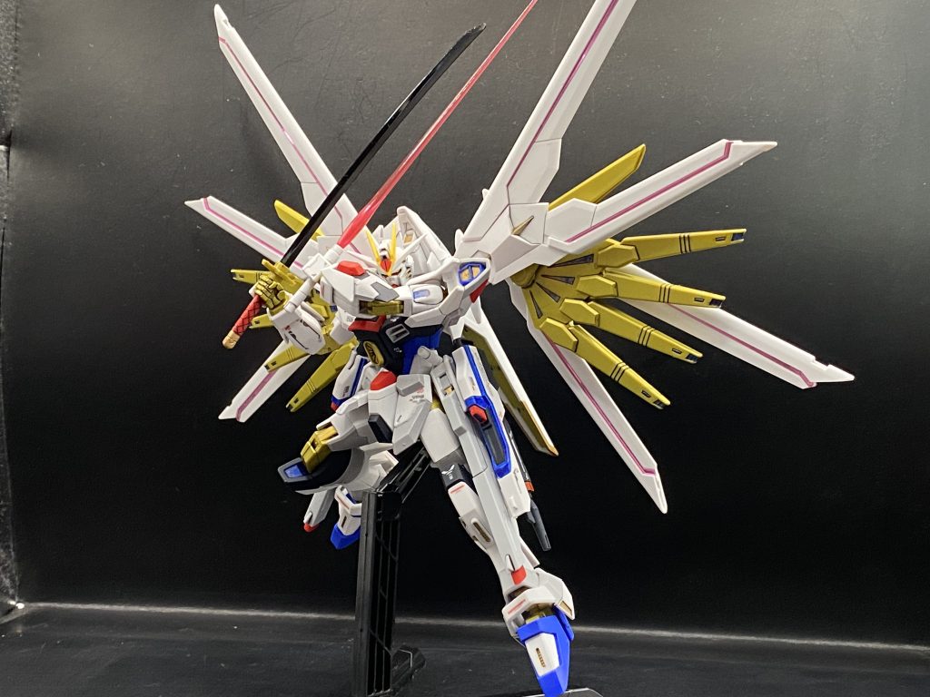 劇中で披露した二刀流で斬りかかるポーズ!可動域が広いのもあってカッコよくポージングできます!