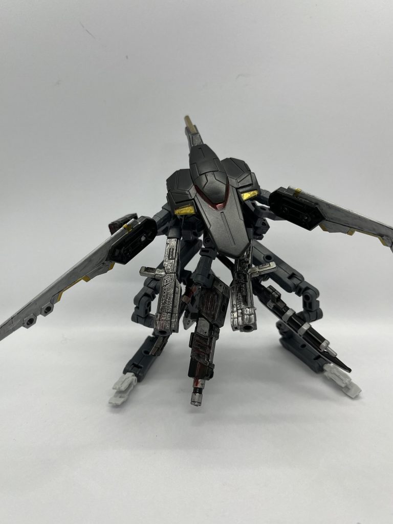 モビルアーマーモード支援だけでなく、MAに変形して単体でのMS戦が可能になります前を向いた両翼で相手を挟んで切り裂いたり、拘束して至近距離でビームキャノンを含めた砲撃を打ち込みます!