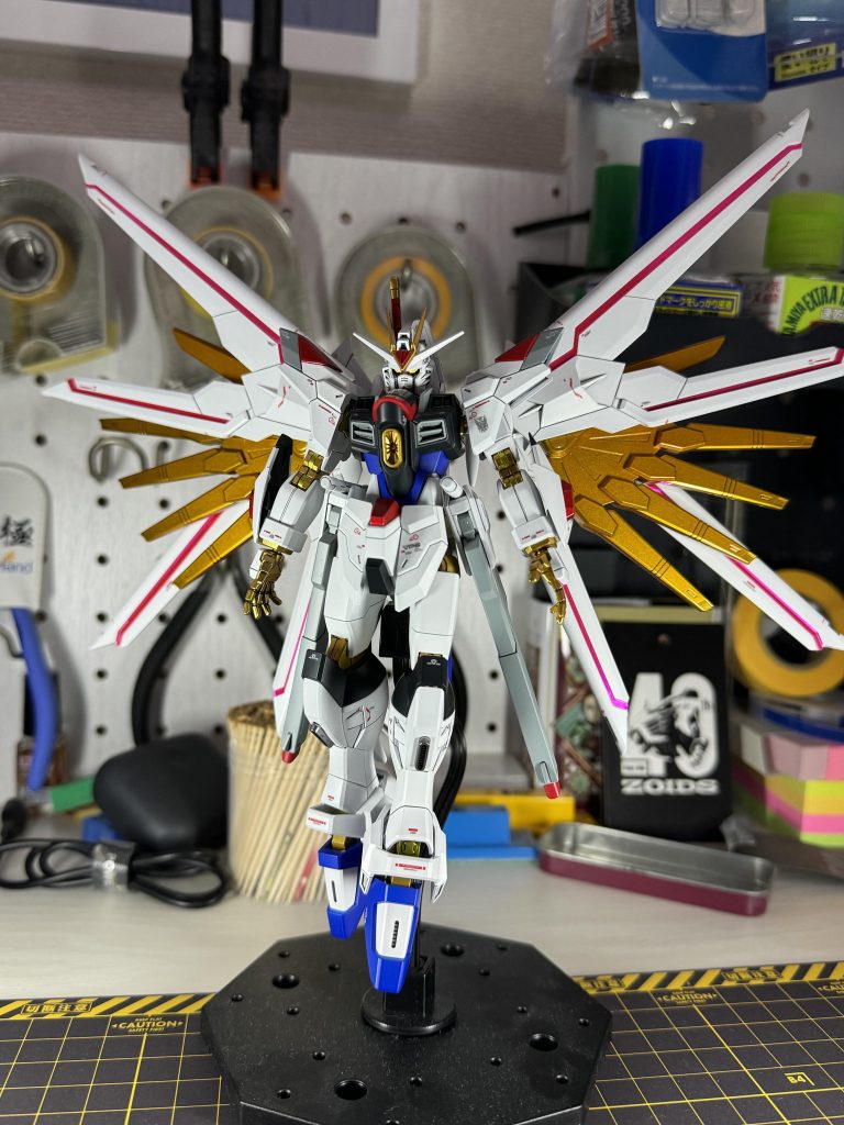 本体の関節部は、スターブライトゴールドと、スターライトブロスを使用しています。プラウドディフェンダー部はスターブライトゴールドにクリアオレンジ+クリアイエローにてキャンディ塗装です。個人的にイメージ通りの色が出たと満足しています。