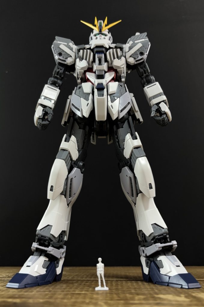 ヨナとの２ショット。こうして見ると、ナラティブガンダムは1世代前のMSよりデカい…。そして、νガンダムのサイコフレーム実験機ならではの不完全な姿がたまらない。