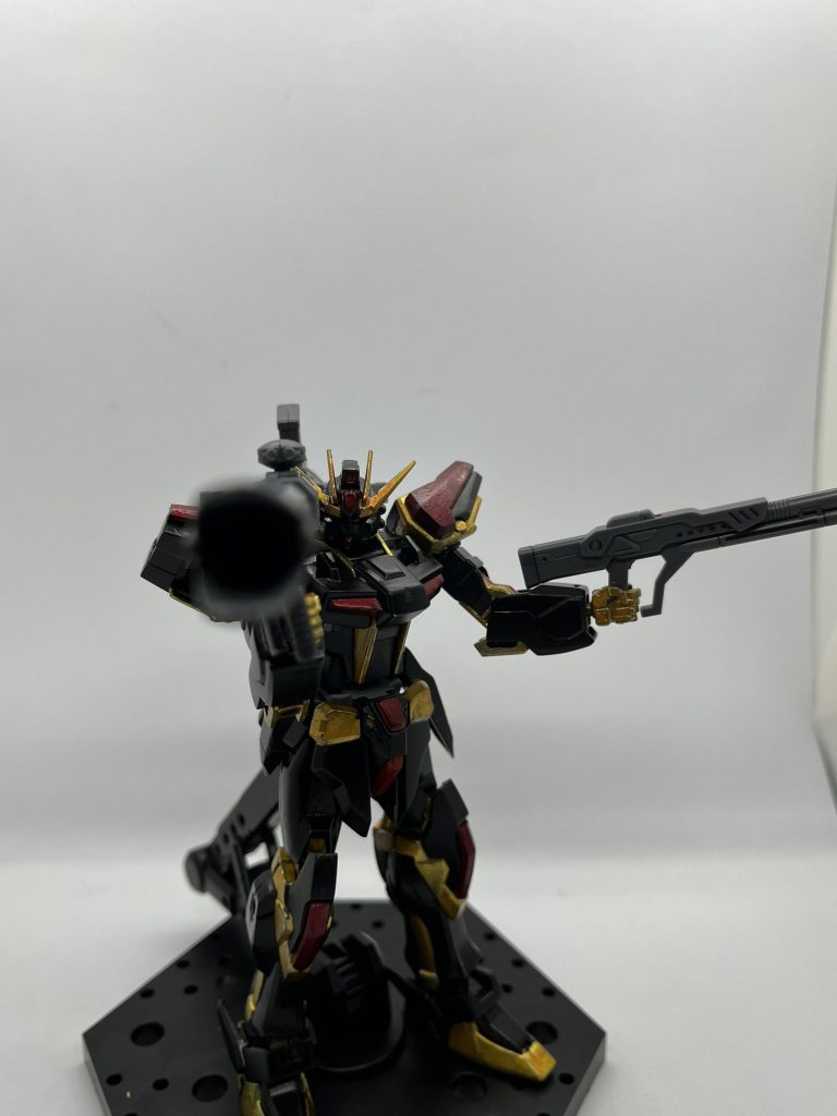 オプションパーツセットのバズーカとショットガンを持たせてみました。同じストライク系だから、違和感無いですね(gundam-kao6)