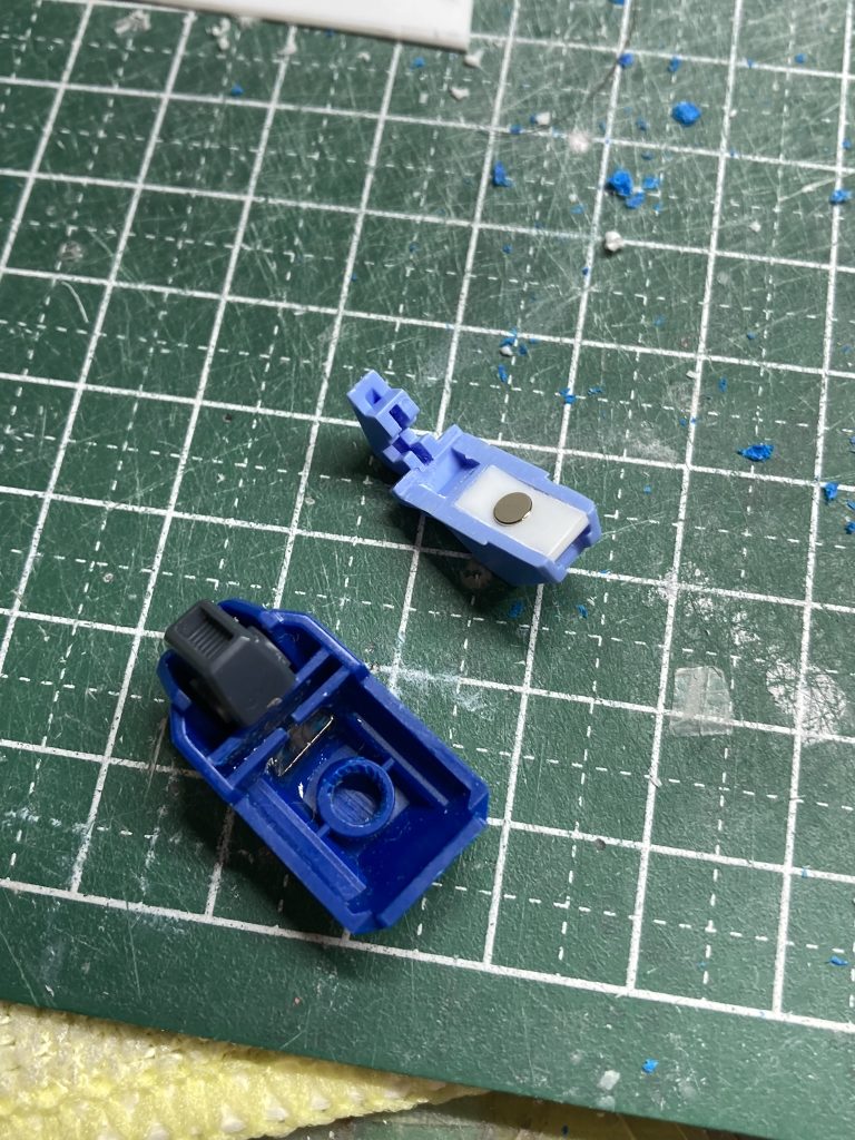 ウィンダムは方が大きいので磁石を仕込むのは簡単でした。