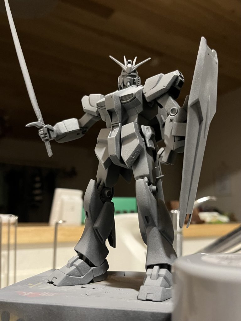 主な工作・リアアーマー裏をパテで埋める・両手首をエポパテで造形しサーベルを固定・肘と股の関節の隙間を埋めつつ角度を固定全体に溶きパテとつや消しブラックを塗り、本体上方からグレーサフを吹きつけた。端正なキットです