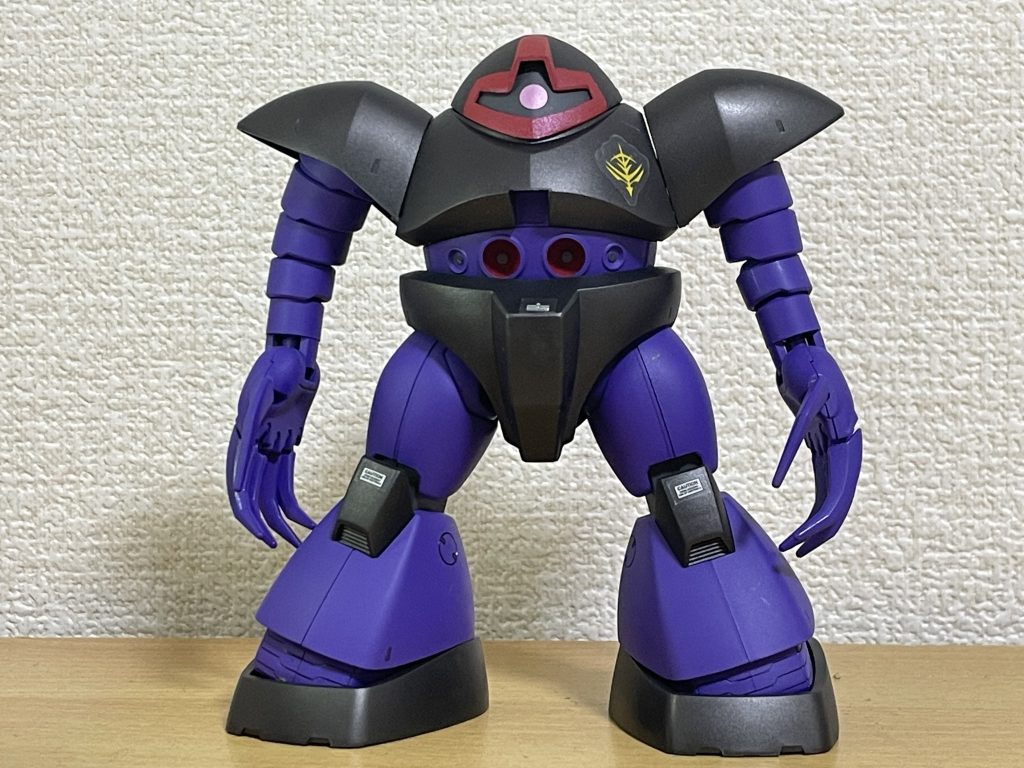 全塗装→家にあった適当なマーキングシール貼→艶消し吹いて　完成させました。うーん、これは…。 ドムです！思っていたよりもドムになりました(^_^;)