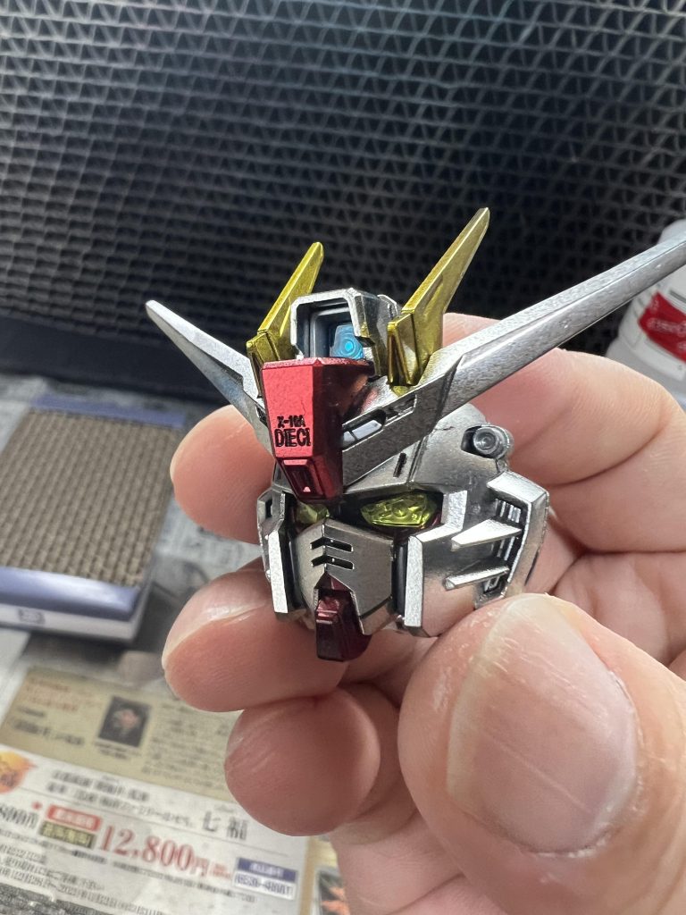 頭部の完成〜次はLED埋め込む予定やけどなかなか隙間が少ない😅