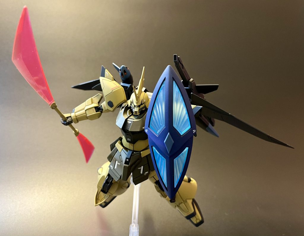 腕と背中のウィザード?はよく可動します。塗装が厚くなってしまったのか、もともとの造りがそうなのか、腰や脚のクリアランスがギチギチです。余りブンドド向きではありませんね。