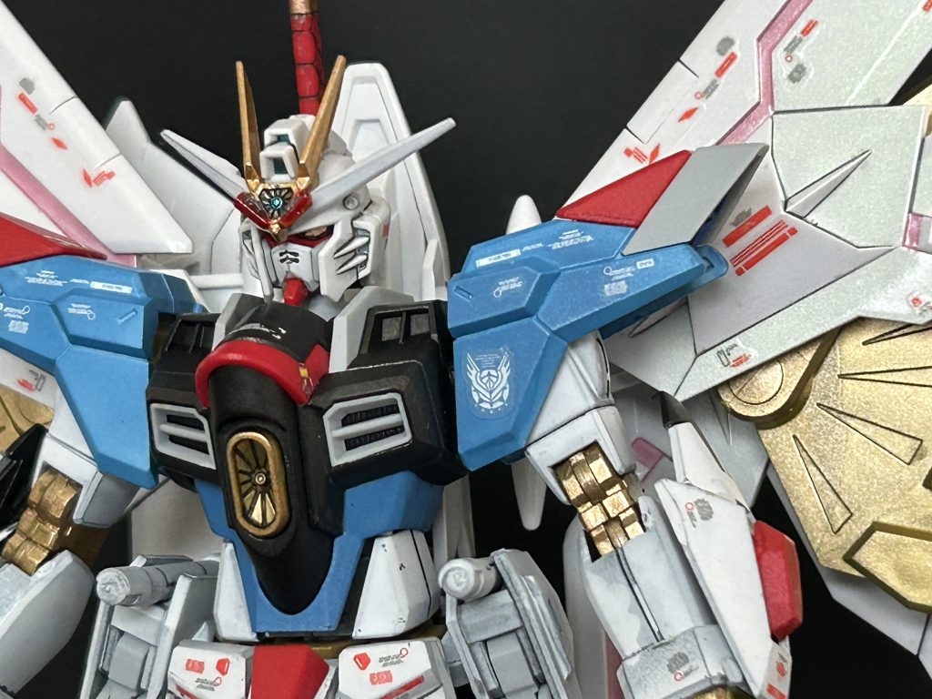 肩にコンパスのマークを貼りたかったのでカラーリングを青にしています。