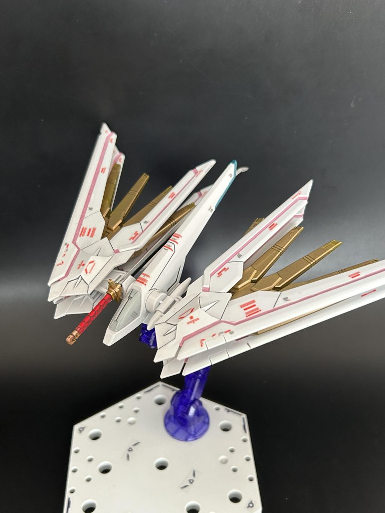 プラウドディフェンダー。ピンクの発光部分は塗装が禿げてしまうので開閉はできません。。