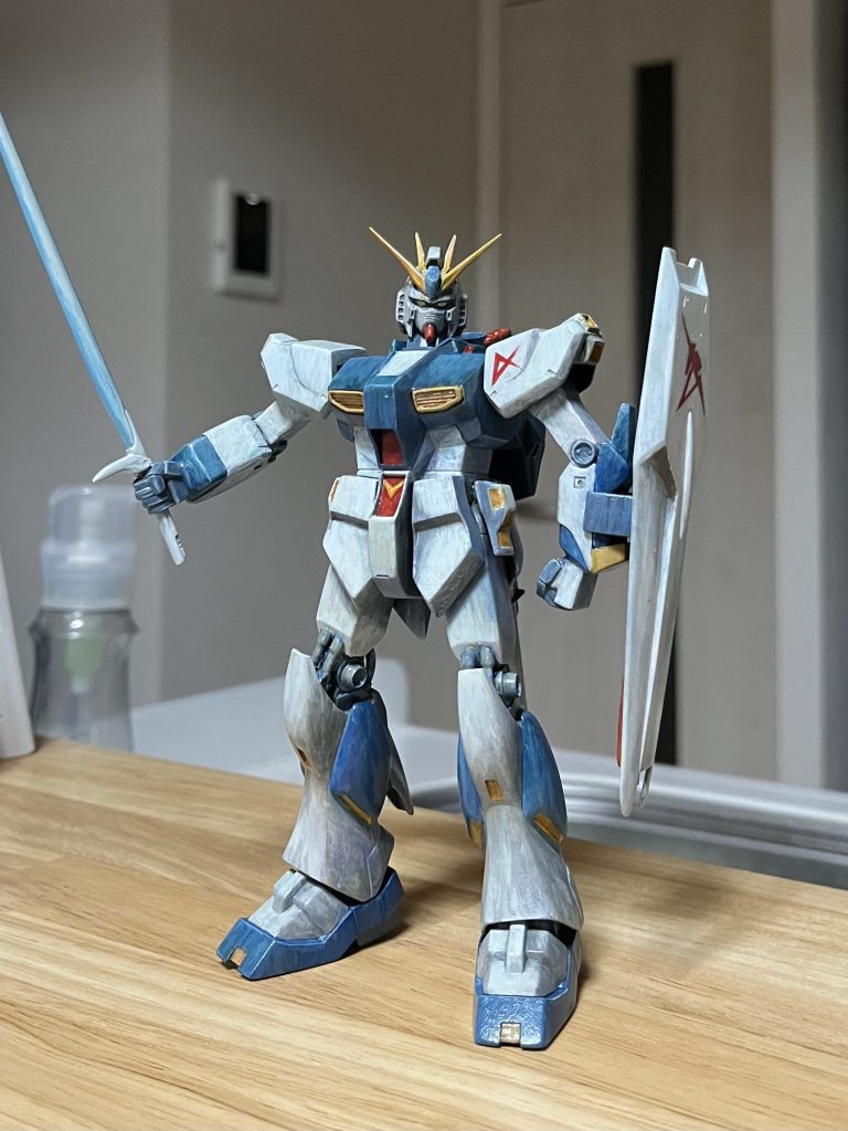 光源を意識して面ごとに明るさ変えて基本塗装を施す。アムロのマークはそれらしく描いておく。稲妻の輝きを強調したいので白はライトグレー(338番)を中心に、イエローは下地に茶色を塗り、やや暗めに仕上げる。この姿も悪くないけれど…