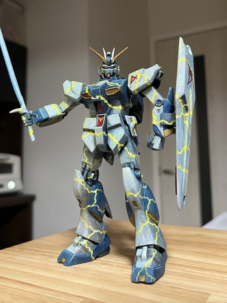 Mrウェザリングカラーのシェードブルーで影を強調し、半光沢コートを吹きつけたらキアライエローで稲妻を描いていく。キットの凹凸や塗り分けを横断していく、とても楽しい工程