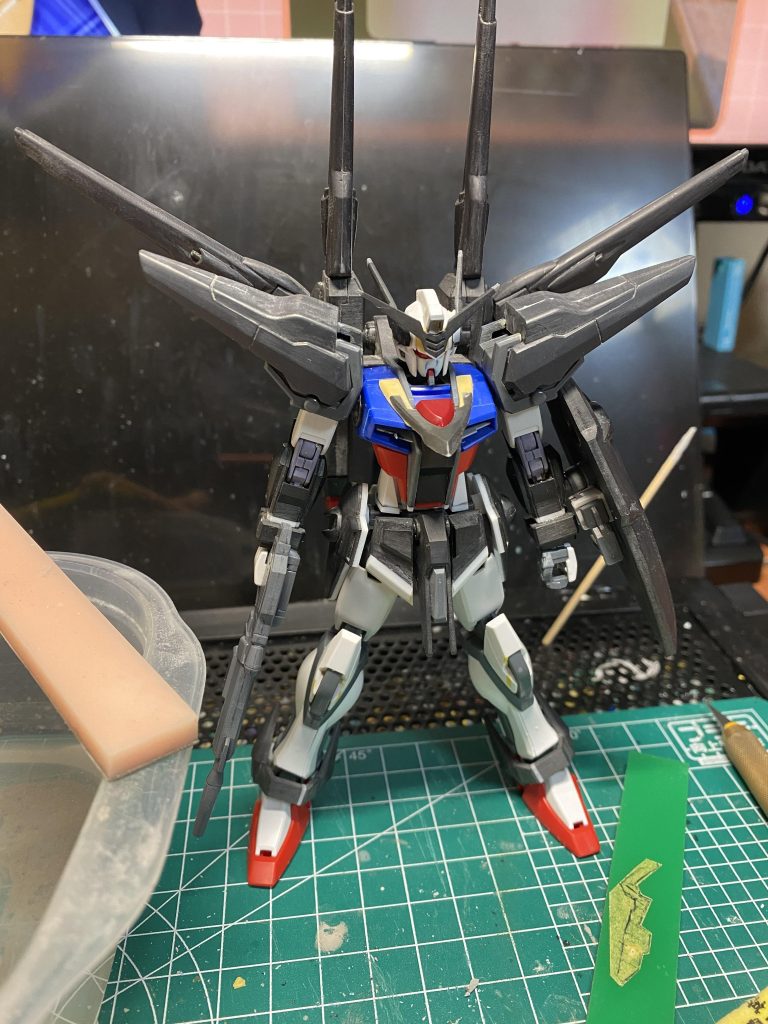 頭部はEG、それ以外の大半がHGCEベースです。黒いパーツがメッキを剥がしたアカツキのパーツです。