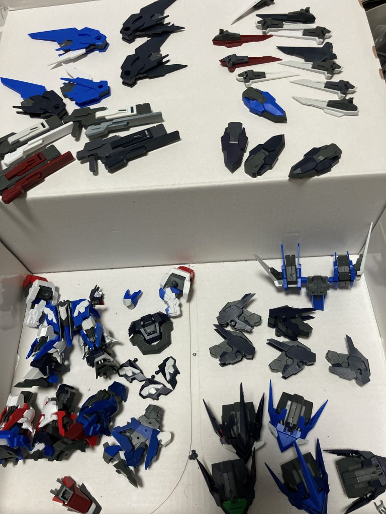 ある日、イクスクレアの使わなかったパーツをランナーから切り出したところ、胸を用意すれば一機つくれることに気がつきました。