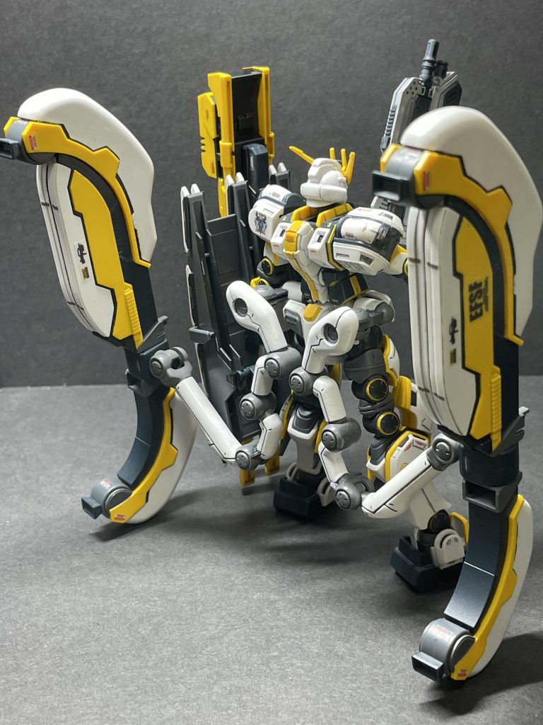 レールガンは、ブレードシールドに懸吊しました。取り外し可。黄色の縁取りに苦労した思い出。レールガン先端内側の塗り分けも大変でしたが、写真では分かりませんね、、、 