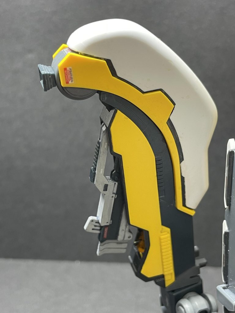 サブレッグへアサルトライフルを格納できる様に加工しました。Just fit