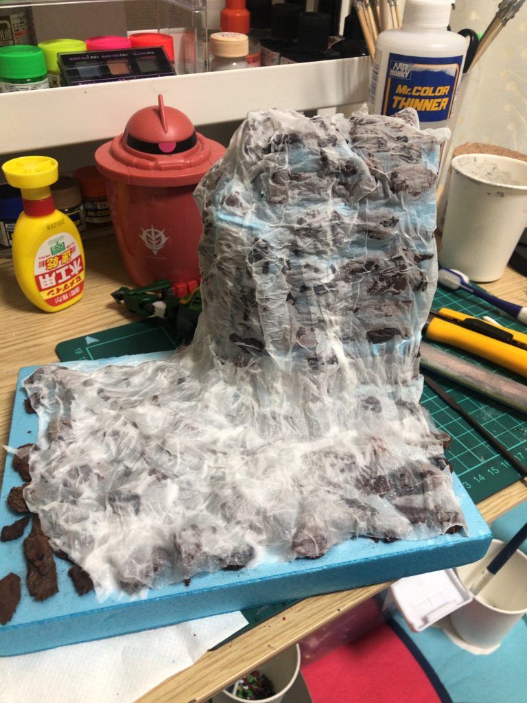 ジオラマは全て100均で揃えました。バークチップを使いすぎてボコボコになっちゃって立たせにくくなったのが反省点です。