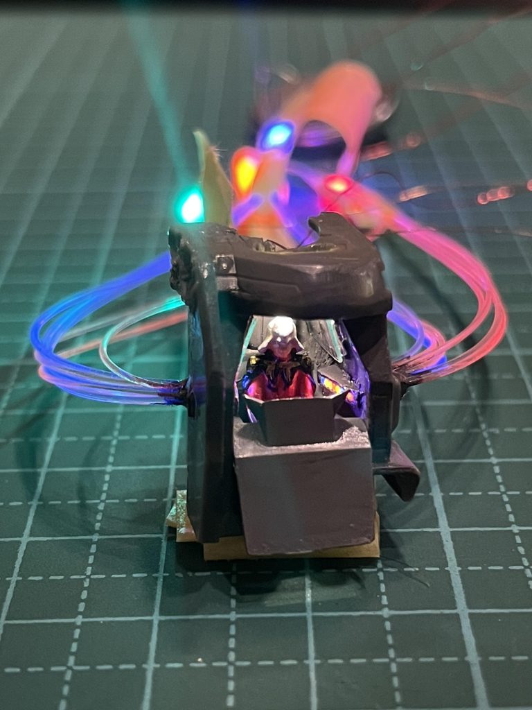 コックピットこの時点では、、それなりにカラフルに発光してました。。この後、光の漏れを気にして、外側を遮光ブラックで塗ったんですよね。。そしたら色が混ざってしまいました。。💧ツノ付きモニター、、この後、作り直しました。。