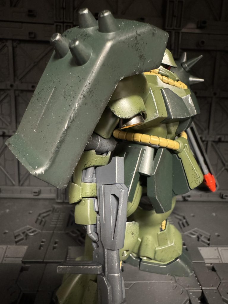 ガンダムマーカーで軽く縁を汚して、スポンジチッピングとドライブラシ。この肩アーマーは良い感じに汚せたと思います!