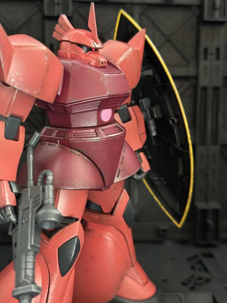 ガンダムカラーのシャアピンクをそのまま使っていると思ったら、前に調色した残りが入っていて塗り始めた時はイメージと違ったぁ！ってなったんですが、結果的にはイメージ通りの色になりました。成形色と一緒やんって感じですが…