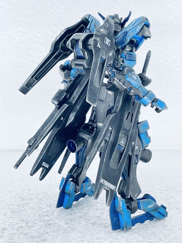 立ち姿。美しすぎる佇まい。その凶暴性とは相反するものがあります。