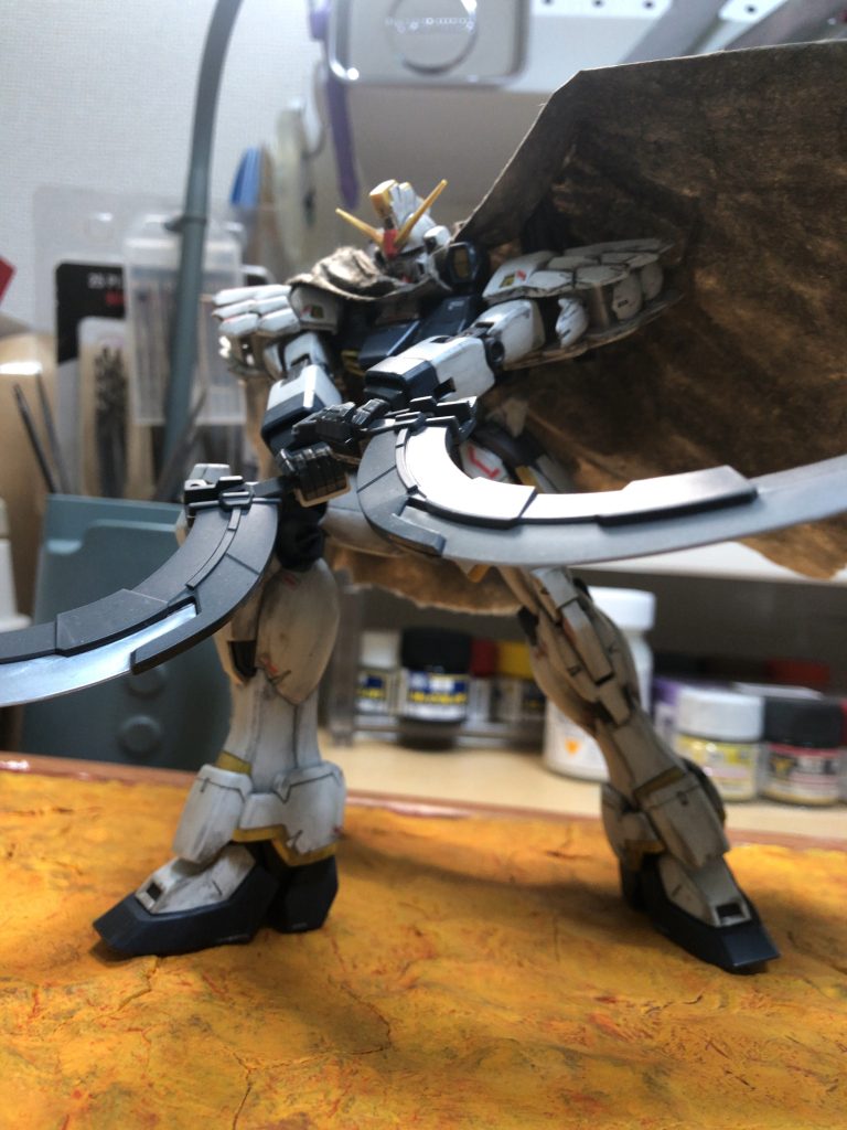 初めはこのサンドロックを買った時はマントも付いている方と勘違いして買ってしまって箱を開けたら入ってないし、ガンダムデカールは貼り方難しいし困難な事がいっぱいありました