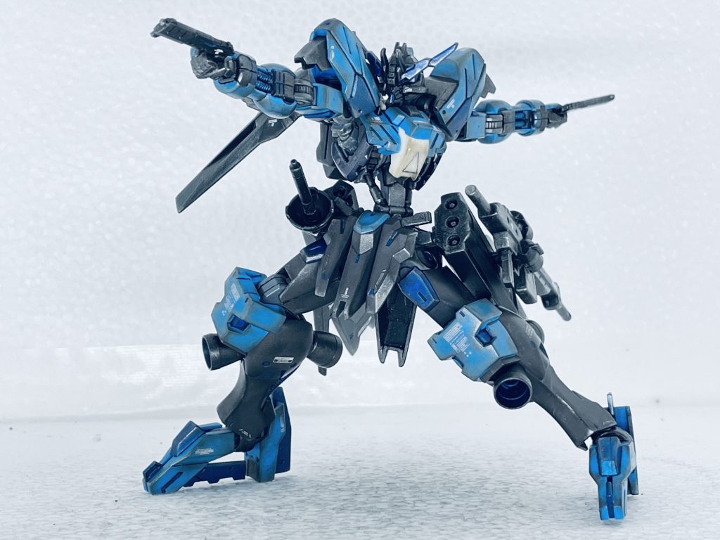 2丁拳銃でタランティーノ系ポーズ。