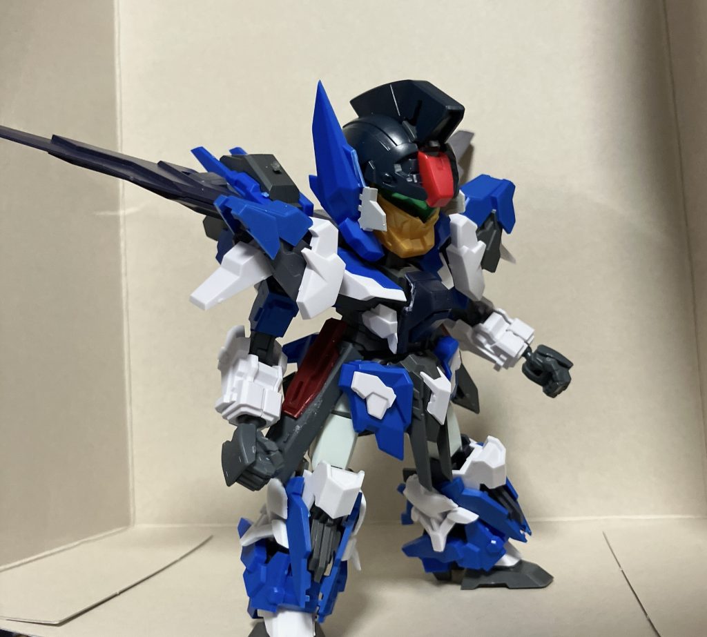 最初機青と白のパーツはイクスクレア武装強化版腿はイエサブで買ったHGガンダムの脚(100円だった)頭はBB戦士バンシィ翼はイクスクレアナイトメアクロウから