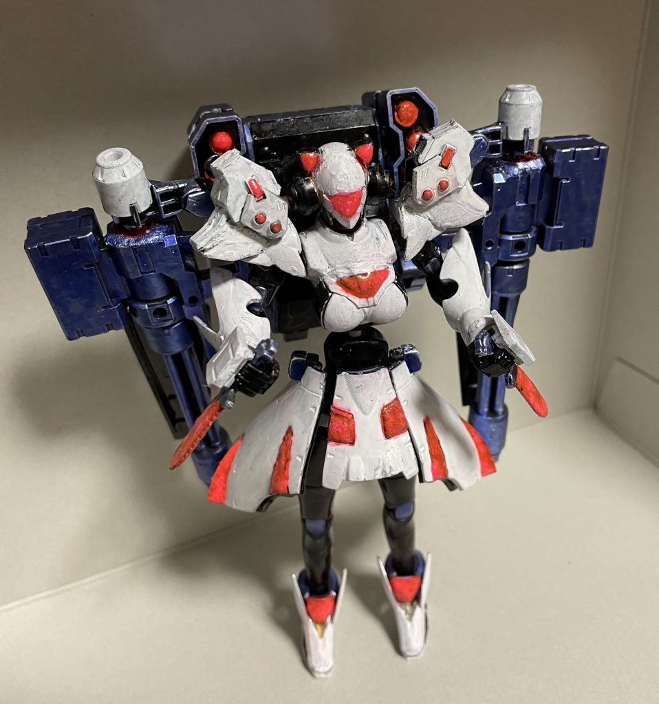 他の武装は両足にはナイフを装備しており、このように切りつけることも出来ます！