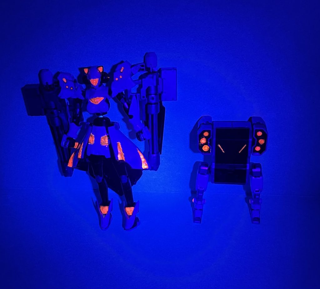 アピールショットに収まらなかったので、こちらに失礼！ブラックライトによって暗闇で光ります！