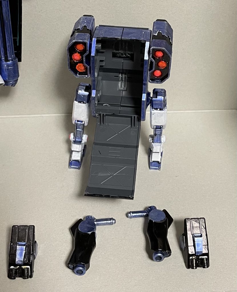 開閉が可能で中には別の武器を格納してます。