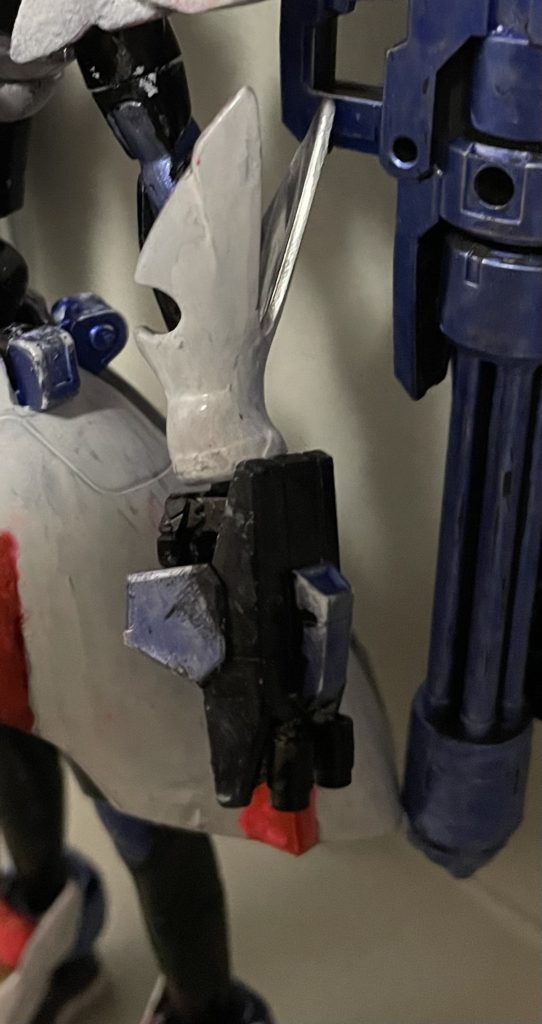 では武装を紹介！ナックル武器です！手の甲に装備します。直接殴るも良し！発射口から弾を出せます。