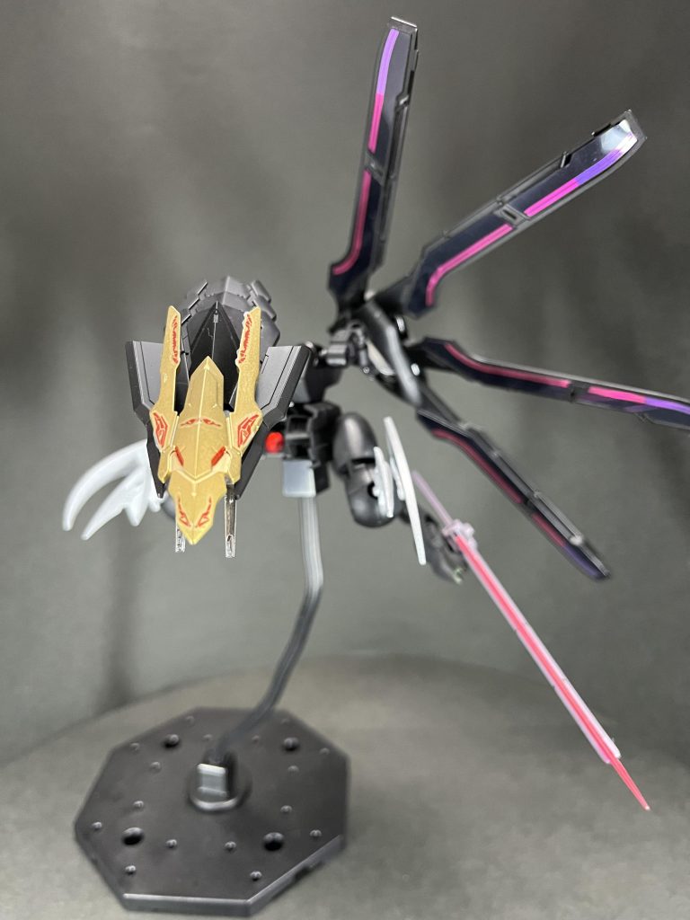 飛龍(ヒリュウ)ゲルググヴェルディアのサポートユニットクローや牙、テールブレードに加えてビーム砲など遠隔武装も備えている。AI(ポピー)による自律稼働も可能。