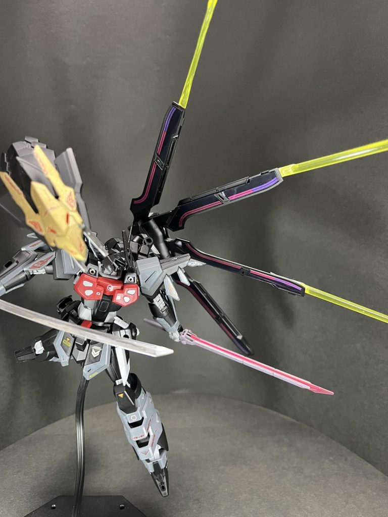 GUNドラグーン電磁バリアと高出力レーザーを備えた攻防一体の兵装。空間認識能力を持ったパイロットが搭乗していれば切り離してレジェンドガンダムら同様遠隔のドラグーンとしても運用可能。