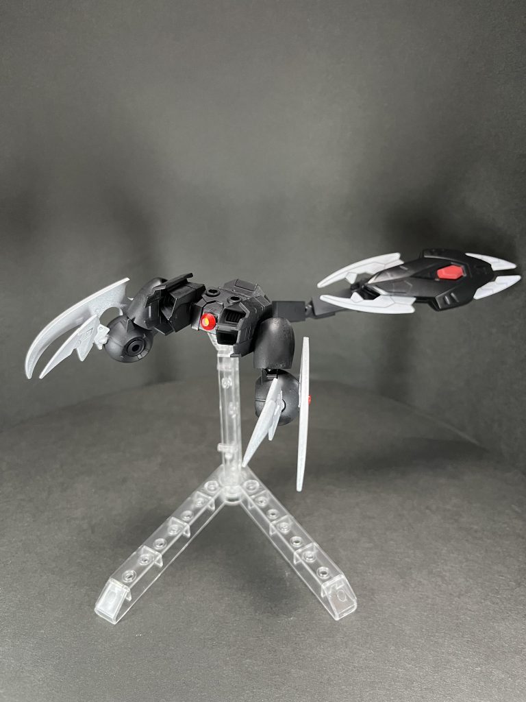 ザクレロゴーストドラグーンパック装備時に切り離された脚部ユニット単独での戦闘もでき、小型化したおかげでミラージュコロイドを短時間だが展開可能シールドは軸を入れて尻尾に付けれるように工作しました(´・ω・｀)