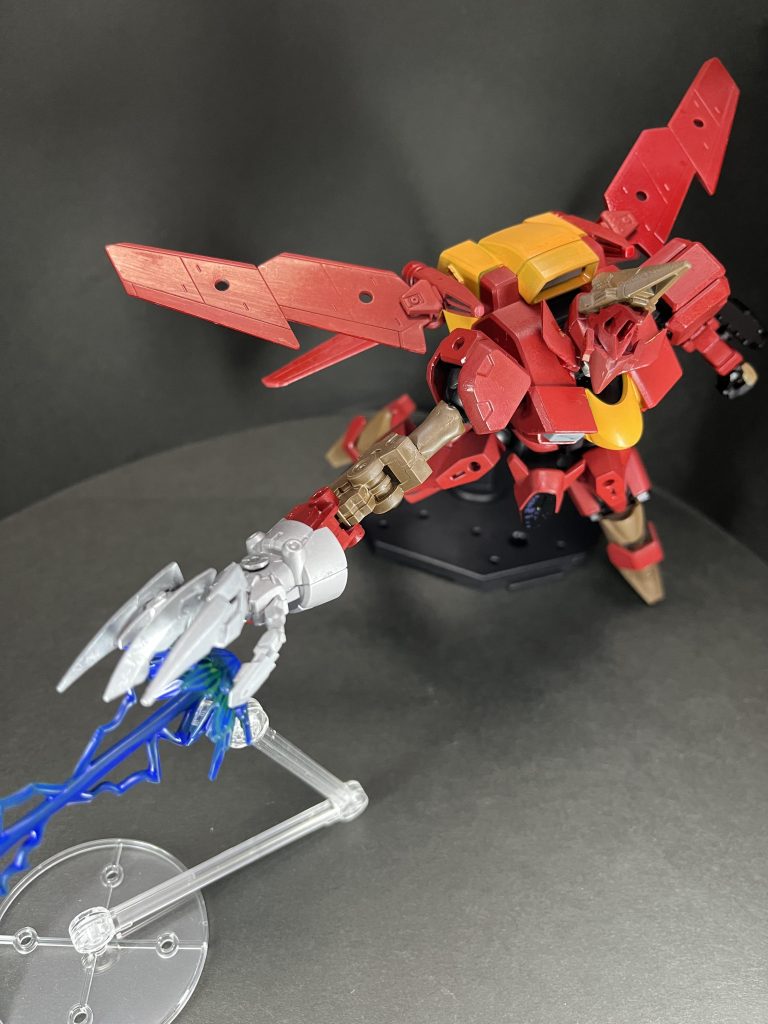 破壊されていた武装類及び右腕は物資やジャンクから新造輻射◯動(遠隔射撃)パイロットは双月紗蓮(そうづきされん)紗蓮『これで突破口を開く!