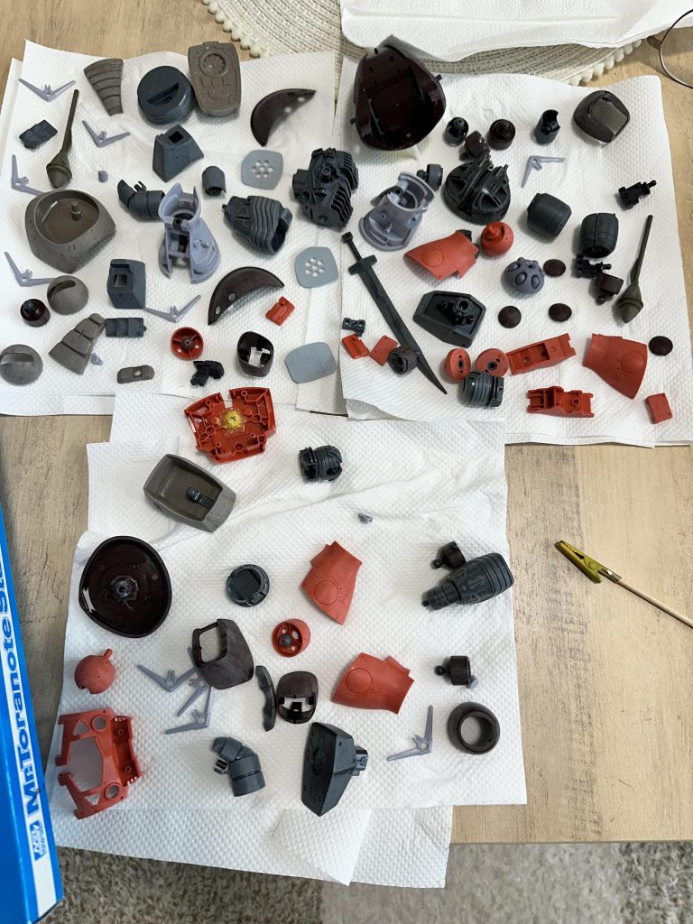 やすりがけ、スジボリ、洗浄後思ったよりもパーツ数多くなってしまってた…。